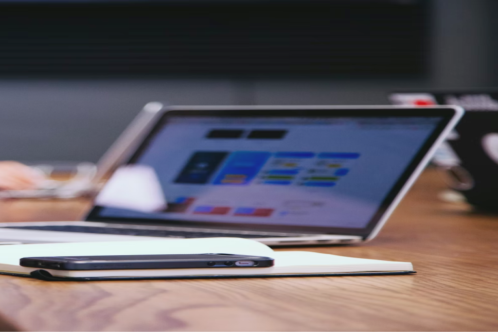 pluis draait op een laptop in de praktijk